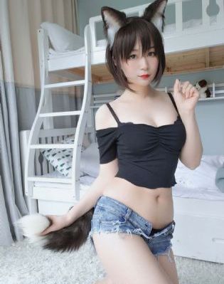 亚洲美女蹲便器撒尿_迅雷在线观看